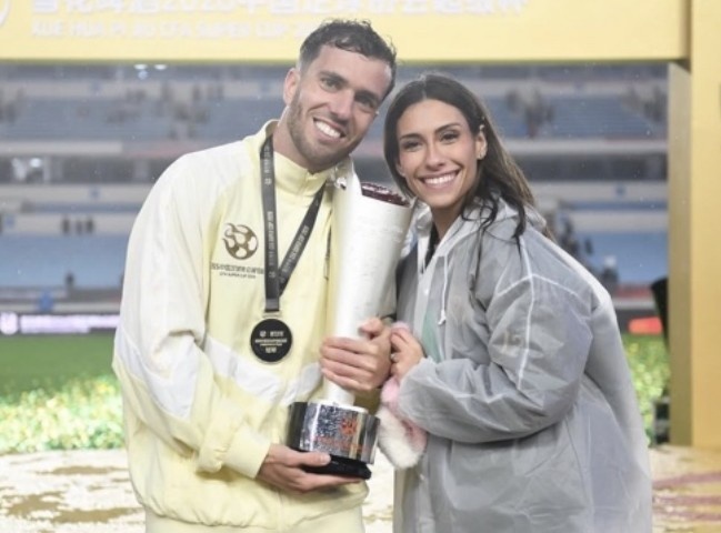 kaiyun官网-塞尔吉尼奥社媒晒照庆祝超级杯夺冠：中国足协超级杯冠军！